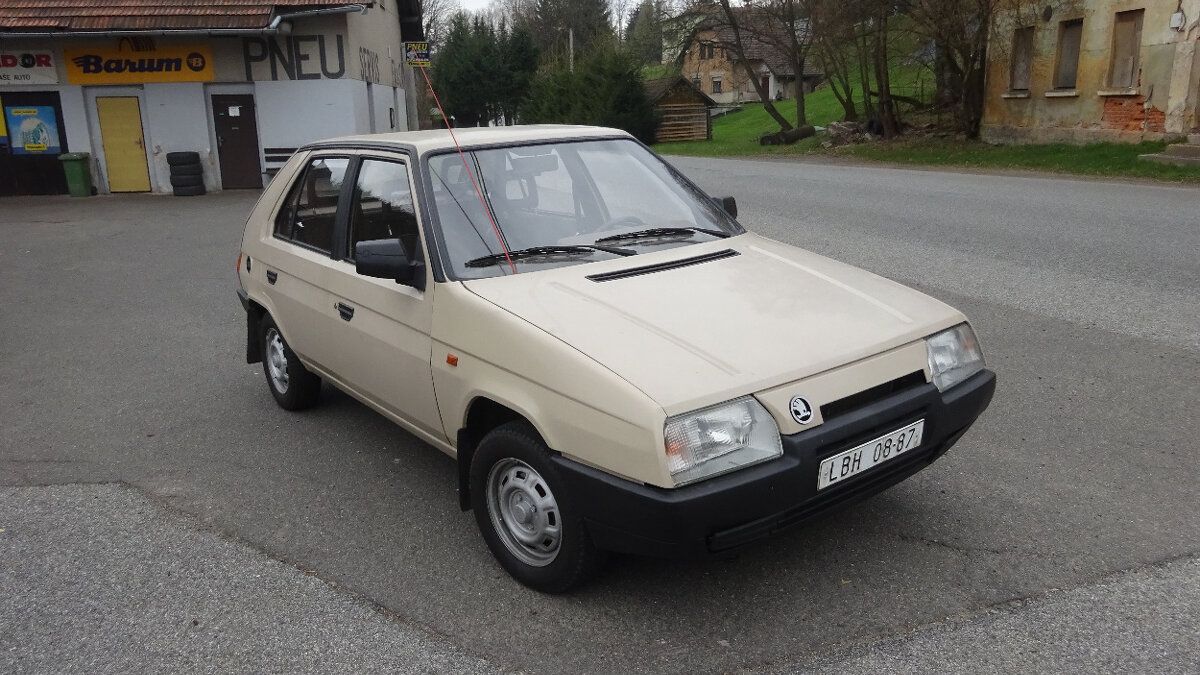 Na prodej je prý nejstarší jezdící Favorit v ČR. Prošel renovací, cena omráčí